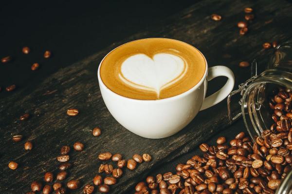 Latte kava: kokį pieną latei pasirinkti ir kaip jį išplakti iki kreminės tekstūros