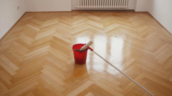 Kaip išplauti medines grindis, kad jos spindėtų švara – namų šeimininkės įvardijo geriausią priemonę