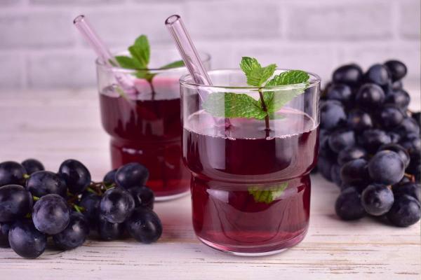 Vynuogių sultys – sveikas gėrimas ar kaloringas desertas? Geriau gaminti namuose, o vartoti – saikingai