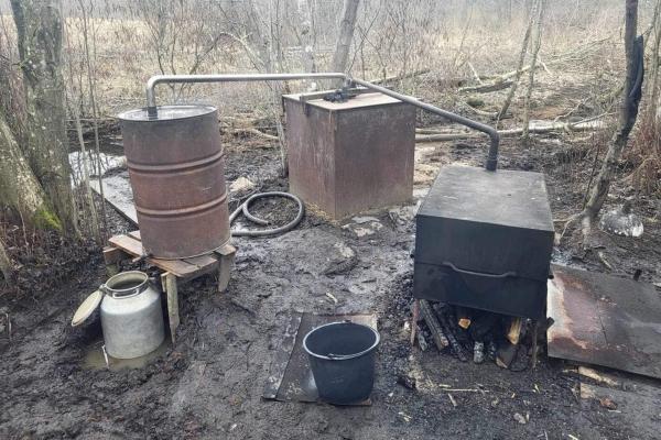 Pareigūnai likvidavo miške įrengtą naminės degtinės bravorą
