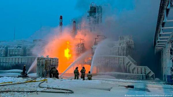 Rusijos naftos gamyklos pagamina mažiau