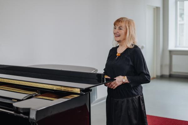 Senjorė Antanina išėjusi į pensiją pradėjo dainuoti: „Muzika man yra švyturys“
