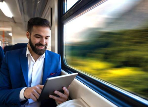 10 priežasčių, kodėl verta tapti traukiniautoju: patogu ne tik laisvalaikiui, bet ir darbui