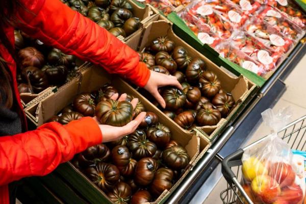 Tik ne į šaldytuvą: ekspertai atskleidžia, kodėl negalima ten laikyti pomidorų