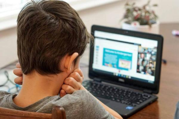 Iš savo patirčių nesimoko: tyrimas atskleidžia, kad tėvai apie grėsmes vaikams internete žino, bet abejingumas auga