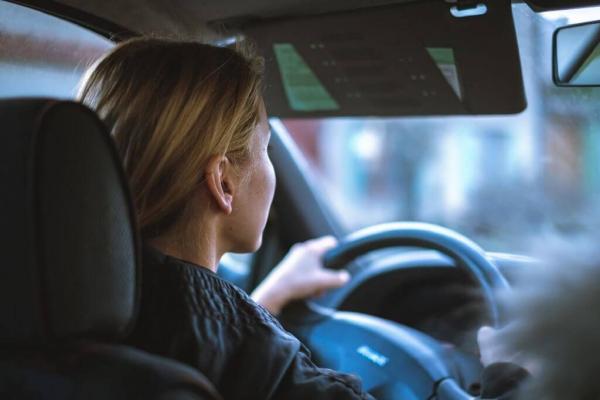 Norėjusi įgyti vairuotojo pažymėjimą, negalią turinti moteris patyrė sunkumų – „Regitra“ neturėjo pritaikyto automobilio