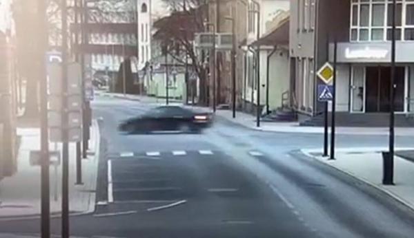 Paviešintas eismo įvykio prie Panevėžio rajono savivaldybės vaizdo įrašas (video)