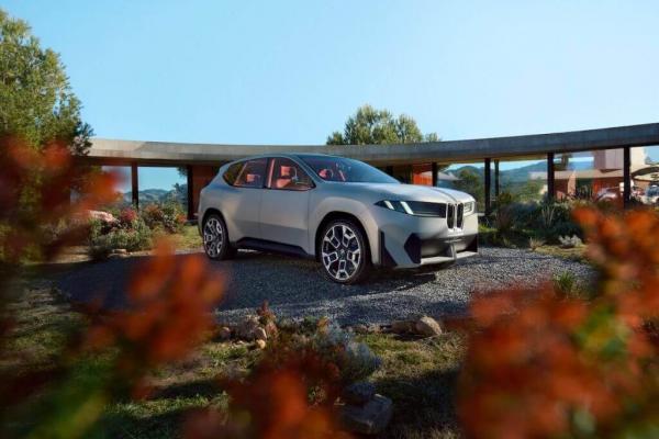 BMW pristatė X serijos elektromobilį-viziją – galės būti naudojamas ir kaip elektros šaltinis