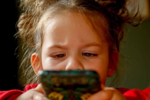 Dauguma Lietuvos tėvų riboja vaikų laiką internete: psichologas patarė, kaip nepažeisti vaiko privatumo