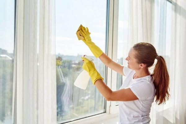 Vienas, du, trys – ir netvarka akių nebadys: kaip greitai išvalyti langus ir užuolaidas