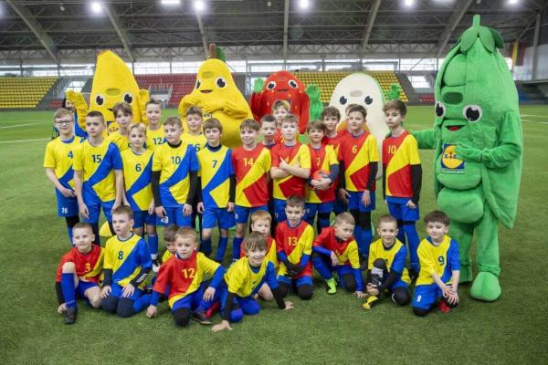 Istorinis įvykis – su „Lidl“: net 11 vaikų iš Lietuvos lydės UEFA EURO 2024 futbolininkus