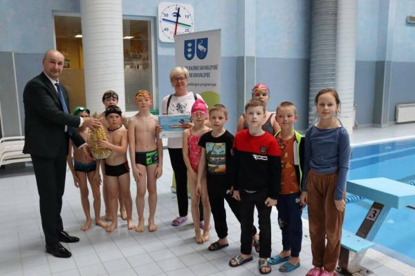Šventė Ignalinos baseine – vaikai išmoko plaukti