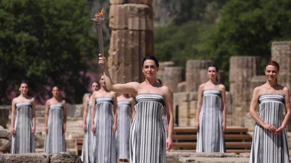 Senovės Olimpijoje įžiebta Paryžiaus olimpinių žaidynių ugnis