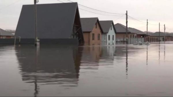Rusijoje tūkstančiai žmonių bėga nuo potvynio Uralo Orenburgo srityje
