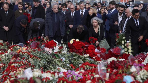 Užsienio šalių ambasadoriai padėjo gėlių žudynių Pamaskvės koncertų salėje vietoje