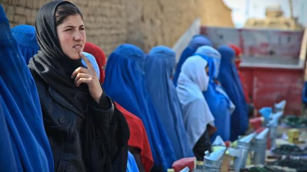 Moterys Afganistane už neištikimybę bus viešai užmėtytos akmenimis