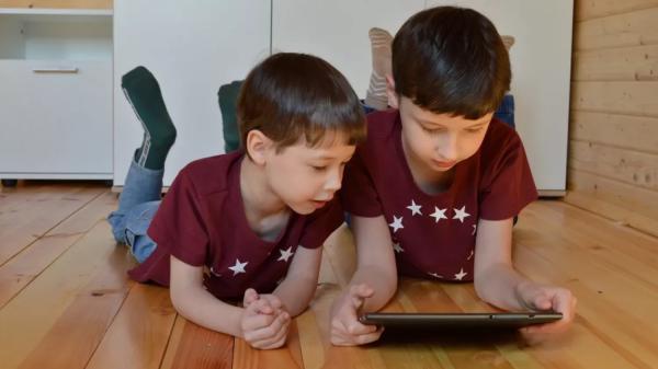 Vaikų neurologas perspėja tėvus: iki 3 metų vaikai neturėtų kontaktuoti su išmaniais telefonais, kompiuteriu