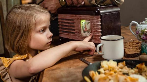 Estiją sužavėjusios ekranizacijos „Draugė mergaitė“ peržiūroje – šešiametės pastangos gerumu susigrąžinti ištremtą mamą