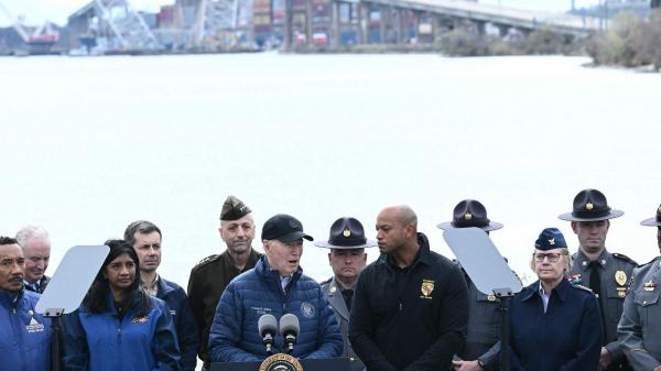 Baltimorės uostą žadama dalinai atverti balandžio pabaigoje (J. Bidenas lankėsi tilto griūties vietoje; atnaujinta)