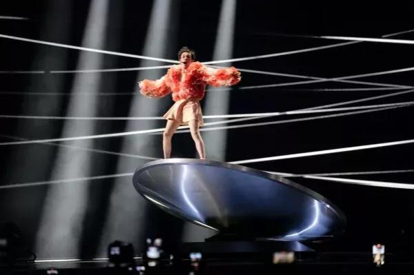 „Euroviziją“ laimėjo įspūdingą pasirodymą surengęs Šveicarijos atstovas Nemo