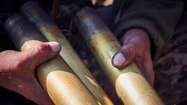 Karybos ekspertai: siųsdama Ukrainai artilerijos šaudmenis, Lietuva rodo pavyzdį
