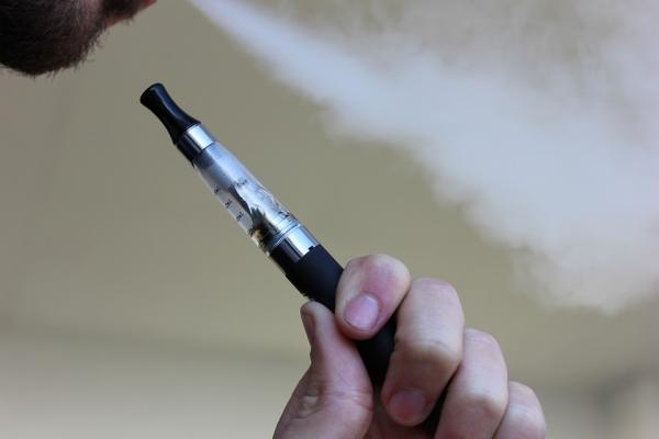 Mokyklos kovos su elektroninėmis cigaretėmis