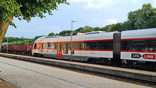 Traukinys Vilnius–Ryga stos Jonavoje ir Kėdainiuose