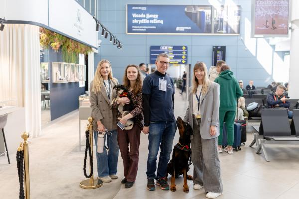 Vilniaus oro uoste šunys padėjo keleiviams įveikti skrydžio baimę