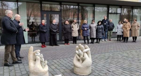 Vilniuje veikia lauko paroda iš Panevėžio tarptautinių keramikos simpoziumų rinkinio