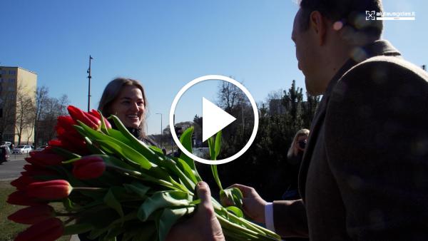 Miesto vadovai nustebino alytiškes gėlėmis ir saldžiomis dovanėlėmis VIDEO