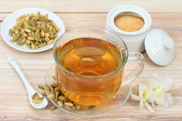 Kardamono arbata ne tik gydo, bet ir kursto aistrą. Kaip ją paruošti ir kada naudoti?