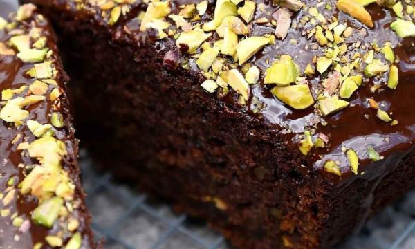 Šokoladinis drėgnas cukinijų pyragas su pistacijomis