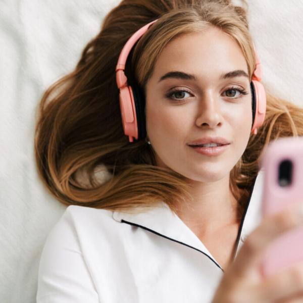 Ar muzikos per ausines klausotės saugiu garsu? Klaidos gali lemti suprastėjusią klausą