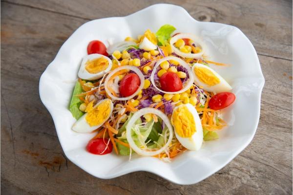 Kiaušinių salotos Velykoms: 6 gardūs receptai šventinam stalui
