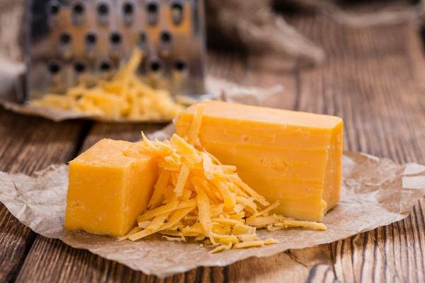 Čederio sūris ir jo rūšių įvairovė – išsirinksite pagal savo skonį bei sužinosite su kuo jį derinti