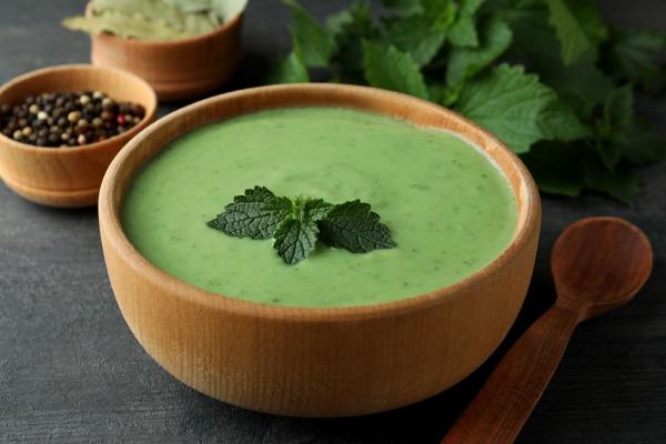 Dilgėlių sriuba ir dilgėlių salotos: nepraleiskite progos pasigaminti šių maistingų patiekalų