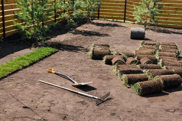 Dirvos paruošimas vejai pažingsniui: ką būtina atlikti prieš sėjant ar klojant ruloninę veją