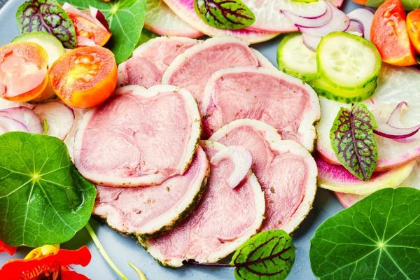 Liežuvio salotos – ypatingi receptai delikatesų mėgėjams, nuo kurių liežuvį prarysite