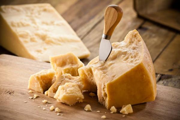 Parmezano sūris – sveikiausia sūrio rūšis, neturinti laktozės. Kaip jis atsirado ir su kuo jį derinti?