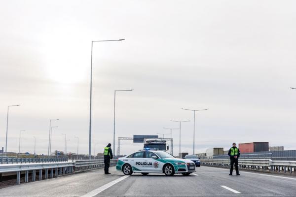Vilniaus rajone susidūrė trys automobiliai: vairuotojai dėl kaltės nesutarė