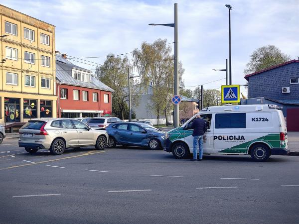 K. Petrausko gatvėje – dviejų „Volvo“ automobilių avarija