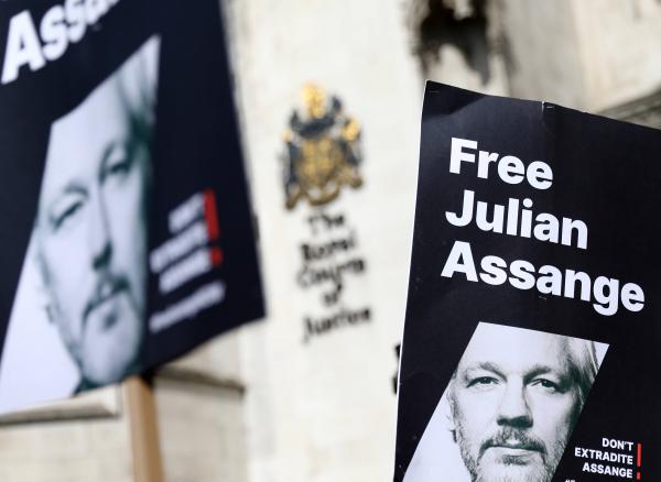 Rusija dėl „WikiLeaks“ įkūrėjo J. Assange&#039;o bylos JK teisingumo sistemą pavadino farsu