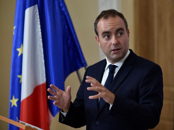 Paryžius: Prancūzijos ir Rusijos gynybos ministrai kalbėjosi telefonu