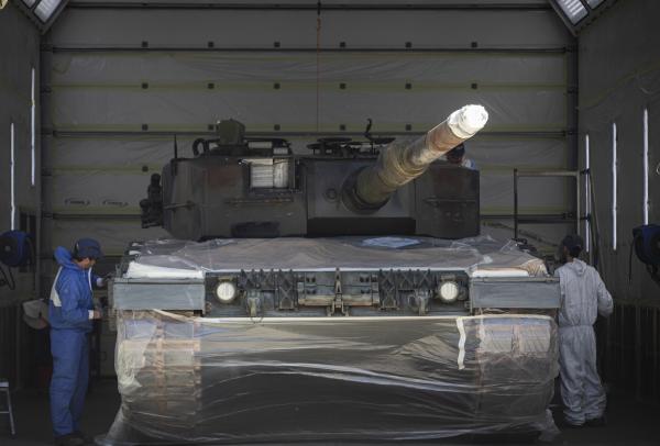 Ispanija perduos Ukrainai 20 tankų „Leopard“