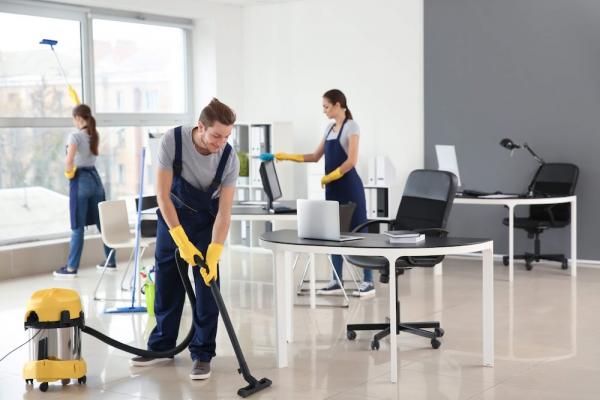 Valymo paslaugos įmonėms: išlaikykite švarą savo biure