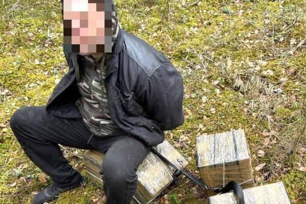 Prie Latežerio pasieniečiai su įkalčiais sulaikė du baltarusiškų cigarečių nešikus