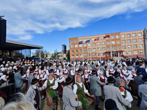 Kovo 11-ąją Dainų šventės žygio per Lietuvą dalyviai paminėjo Lazdijuose