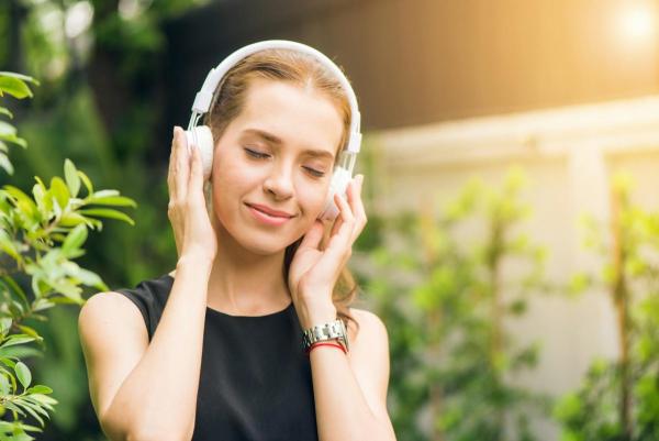 Garsi muzika ausinukuose šiandien – klausos aparatas ausyse senatvėje