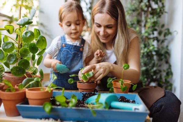 Mažieji pagalbininkai noriau kibs į darbus darže ar sode: 5 patarimai turintiems mažų vaikų