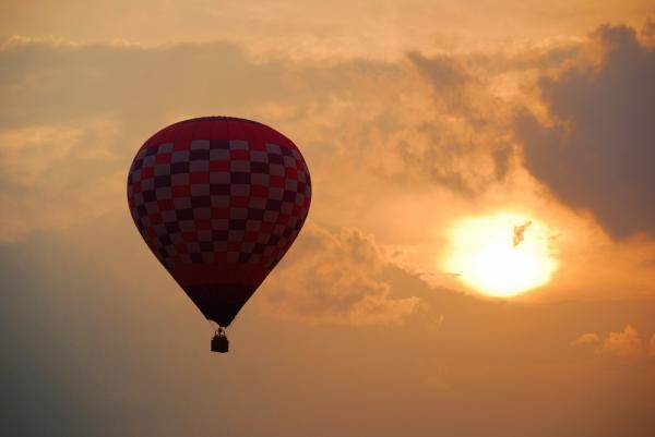 Kodėl verta rinktis romantišką skrydį oro balionu virš Kauno?